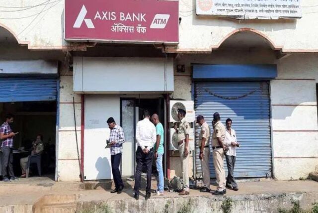 False complaint that the money to be filled in the ATM was stolen: Bank staff locked in police investigation!