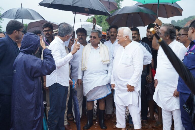 ಶಿರೂರು ಗುಡ್ಡ ಕುಸಿತ ಪ್ರಕರಣ: ಮೃತಪಟ್ಟ ಕುಟುಂಬಗಳಿಗೆ ಐದು ಲಕ್ಷ ಪರಿಹಾರ ಘೋಷಿಸಿದ ಸಿಎಂ ಸಿದ್ದರಾಮಯ್ಯ 3 Siddaramaiah: ಶಿರೂರು ಗುಡ್ಡ ಕುಸಿತ ಪ್ರಕರಣ: ಮೃತಪಟ್ಟ ಕುಟುಂಬಗಳಿಗೆ ಪರಿಹಾರ ಘೋಷಿಸಿದ ಸಿಎಂ ಸಿದ್ದರಾಮಯ್ಯ