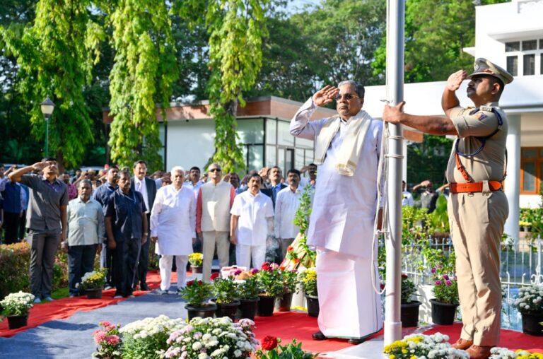 ಕಾವೇರಿ ನಿವಾಸದಲ್ಲಿ ಧ್ವಜಾರೋಹಣ ನೆರವೇರಿಸಿದ ಸಿಎಂ ಸಿದ್ದರಾಮಯ್ಯ 6 78th Independence Day: ಕಾವೇರಿ ನಿವಾಸದಲ್ಲಿ ಧ್ವಜಾರೋಹಣ ನೆರವೇರಿಸಿದ ಸಿಎಂ ಸಿದ್ದರಾಮಯ್ಯ