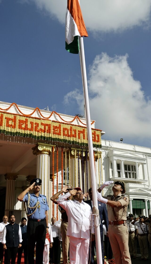 Karnataka Governor hoisted flag in courtyard of Raj Bhavan