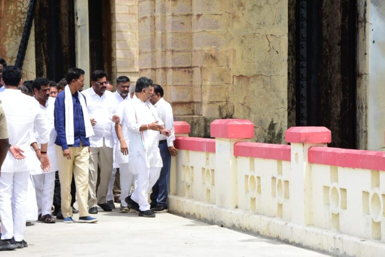 Tungabhadra Dam | Team of high-level technicians to repair Damage Gate: DCM D.K. Shivakumar