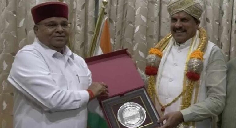 ಬೆಂಗಳೂರಿನಲ್ಲಿ ರಾಜ್ಯಪಾಲರನ್ನು ಭೇಟಿ ಮಾಡಿದ ಮಧ್ಯಪ್ರದೇಶ ಸಿಎಂ 6 ಬೆಂಗಳೂರಿನಲ್ಲಿ ರಾಜ್ಯಪಾಲರನ್ನು ಭೇಟಿ ಮಾಡಿದ ಮಧ್ಯಪ್ರದೇಶ ಸಿಎಂ!