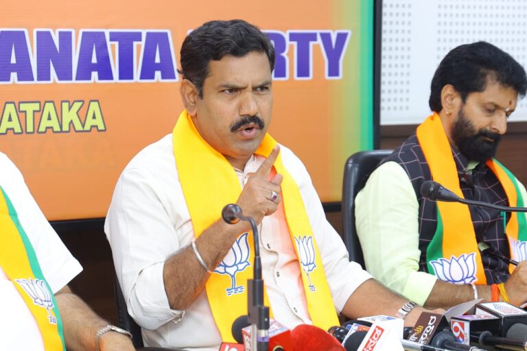 ಬೆಂಗಳೂರು- ಮೈಸೂರು ಪಾದಯಾತ್ರೆ, ಹೋರಾಟಕ್ಕೆ ಮೊದಲ ಹಂತದ ಜಯ | ಗೌರವಯುತವಾಗಿ ಮುಖ್ಯಮಂತ್ರಿ ಸ್ಥಾನಕ್ಕೆ ತಕ್ಷಣ ರಾಜೀನಾಮೆ ಕೊಡಿ: ವಿಜಯೇಂದ್ರ ಆಗ್ರಹ 2 IMG-20240924-WA0147