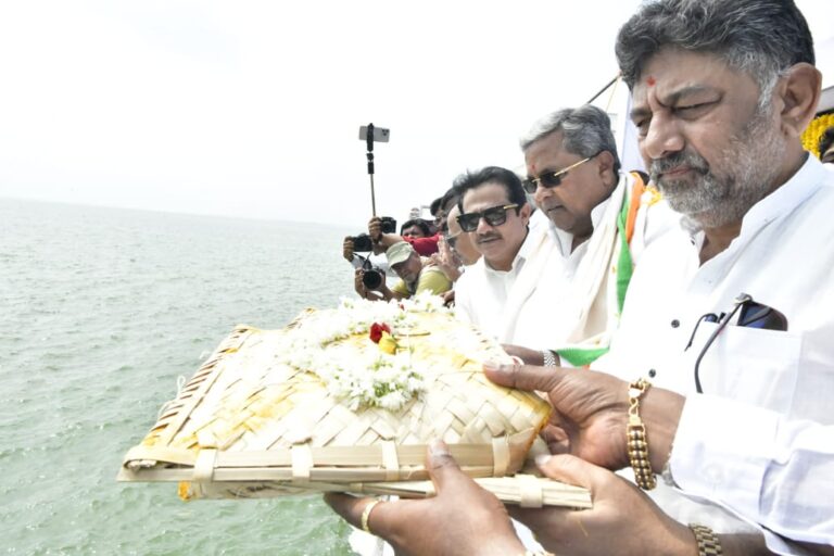 ಕಲ್ಯಾಣ ಕರ್ನಾಟಕ ಭಾಗದ ರೈತರಿಗೆ ಯುಗಾದಿ ಕೊಡುಗೆ | ತುಂಗಾಭದ್ರಾ ಕಾಲುವೆಗೆ 2 ಟಿಎಂಸಿ ನೀರು: ಸಿಎಂ ಸಿದ್ದರಾಮಯ್ಯ 4 TungaBhadra Dam: ತುಂಗಭದ್ರಾ ಡ್ಯಾಂಗೆ ಬಾಗಿನ ಅರ್ಪಿಸಿದ ಸಿಎಂ ಸಿದ್ದರಾಮಯ್ಯ, ಡಿಸಿಎಂ ಡಿಕೆಶಿ.!