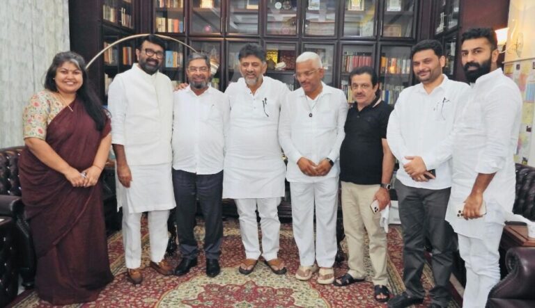 ಶಿಗ್ಗಾಂವಿಯಲ್ಲಿ ಬಂಡಾಯ ಶಮನ | ಅ.30ರಂದು ಅಜ್ಜಂಪೀರ್ ಖಾದ್ರಿ ನಾಮಪತ್ರ ವಾಪಸ್ : ಡಿ.ಕೆ.ಶಿವಕುಮಾರ್ 6 ಶಿಗ್ಗಾಂವಿಯಲ್ಲಿ ಬಂಡಾಯ ಶಮನ | ಅ.30ರಂದು ಅಜ್ಜಂಪೀರ್ ಖಾದ್ರಿ ನಾಮಪತ್ರ ವಾಪಸ್ :   ಡಿ.ಕೆ.ಶಿವಕುಮಾರ್
