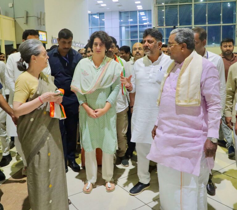 cm-dcm-welcomes-sonia-gandhi-and-priyanka-in-mysore
