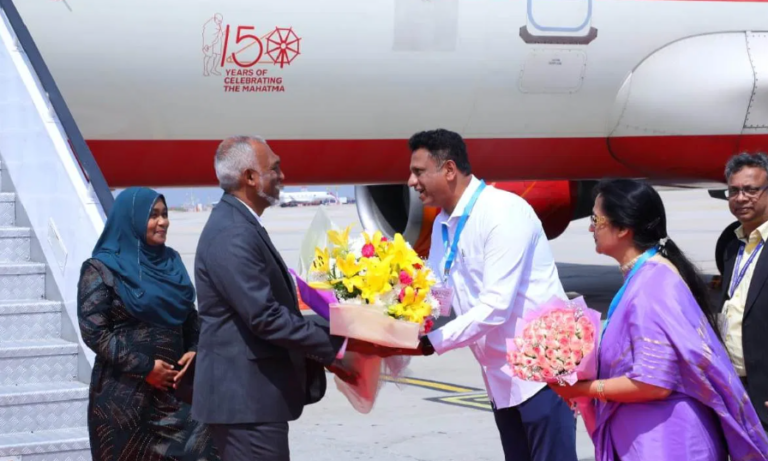 ಮಾಲ್ಡೀವ್ಸ್ ಗಣರಾಜ್ಯದ ಅಧ್ಯಕ್ಷರಾದ ಗೌರವಾನ್ವಿತ ಡಾ. ಮೊಹಮ್ಮದ್ ಮುಯಿಜ್ಜು ಮತ್ತು ಪ್ರಥಮ ಮಹಿಳೆ ಶ್ರೀಮತಿ ಸಾಜಿದಾ ಮೊಹಮ್ಮದ್ ಬೆಂಗಳೂರಿಗೆ ಆಗಮನ 7 ಬೆಂಗಳೂರಿಗೆ ಆಗಮಿಸಿದ ಮಾಲ್ಡೀವ್ಸ್ ಅಧ್ಯಕ್ಷ ಮೊಹಮ್ಮದ್ ಮುಯಿಜ್ಜು: ಆತ್ಮೀಯ ಸ್ವಾಗತ