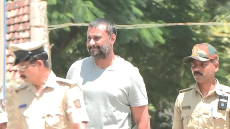 Actor Darshan gets bed and pillow: ನಟ ದರ್ಶನ್ಗೆ ಕೋರ್ಟ್ ಆದೇಶದ ಬಳಿಕ ಹಾಸಿಗೆ–ದಿಂಬು ಸೌಲಭ್ಯ, ಬಳ್ಳಾರಿ ಜೈಲು ವರ್ಗಾವಣೆ ಅರ್ಜಿ ತಿರಸ್ಕಾರ 4 Actor Darshan