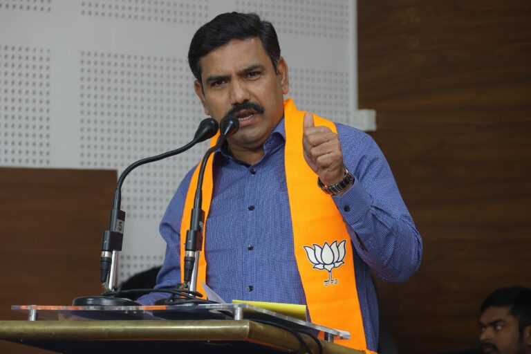ಕಾಂಗ್ರೆಸ್ಸಿಗರ ಮಿಡ್ ನೈಟ್ ಮೀಟಿಂಗ್ ನಡುವೆ ಬಡವಾಗುತ್ತಿದೆ ರಾಜ್ಯ: ವಿಜಯೇಂದ್ರ ಆಕ್ರೋಶ 10 IMG-20250111-WA0193
