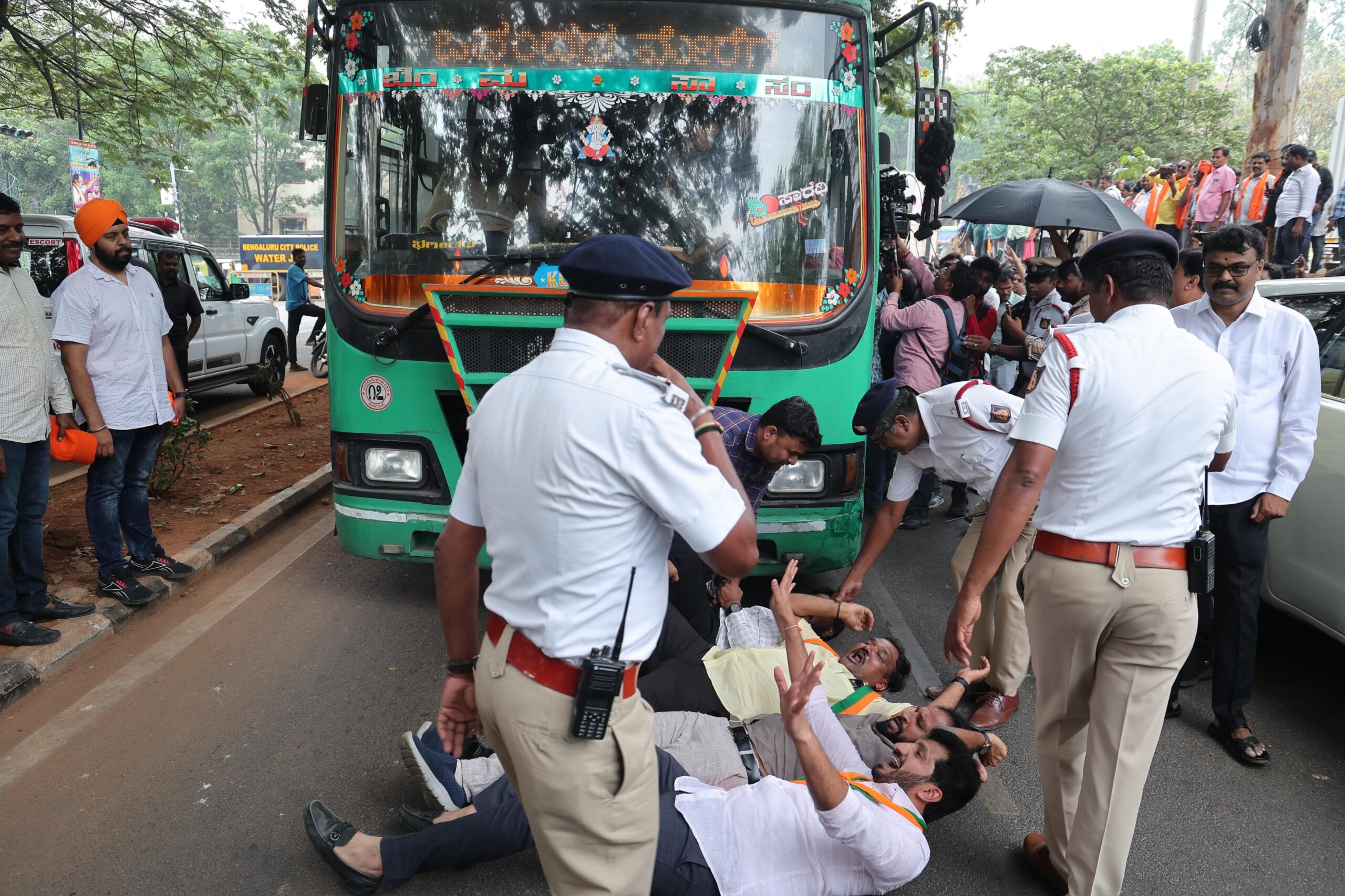 ಸಿಎಂ ಸಿದ್ದರಾಮಯ್ಯ ಮನೆಗೆ ಮುತ್ತಿಗೆಗೆ ಮುಂದಾದ ಬಿಜೆಪಿ: ಪ್ರಮುಖರು, ನೂರಾರು ಕಾರ್ಯಕರ್ತರ ಸೆರೆ 2 BJP launches siege on CM Siddaramaiah's house: Leaders, hundreds of workers arrested