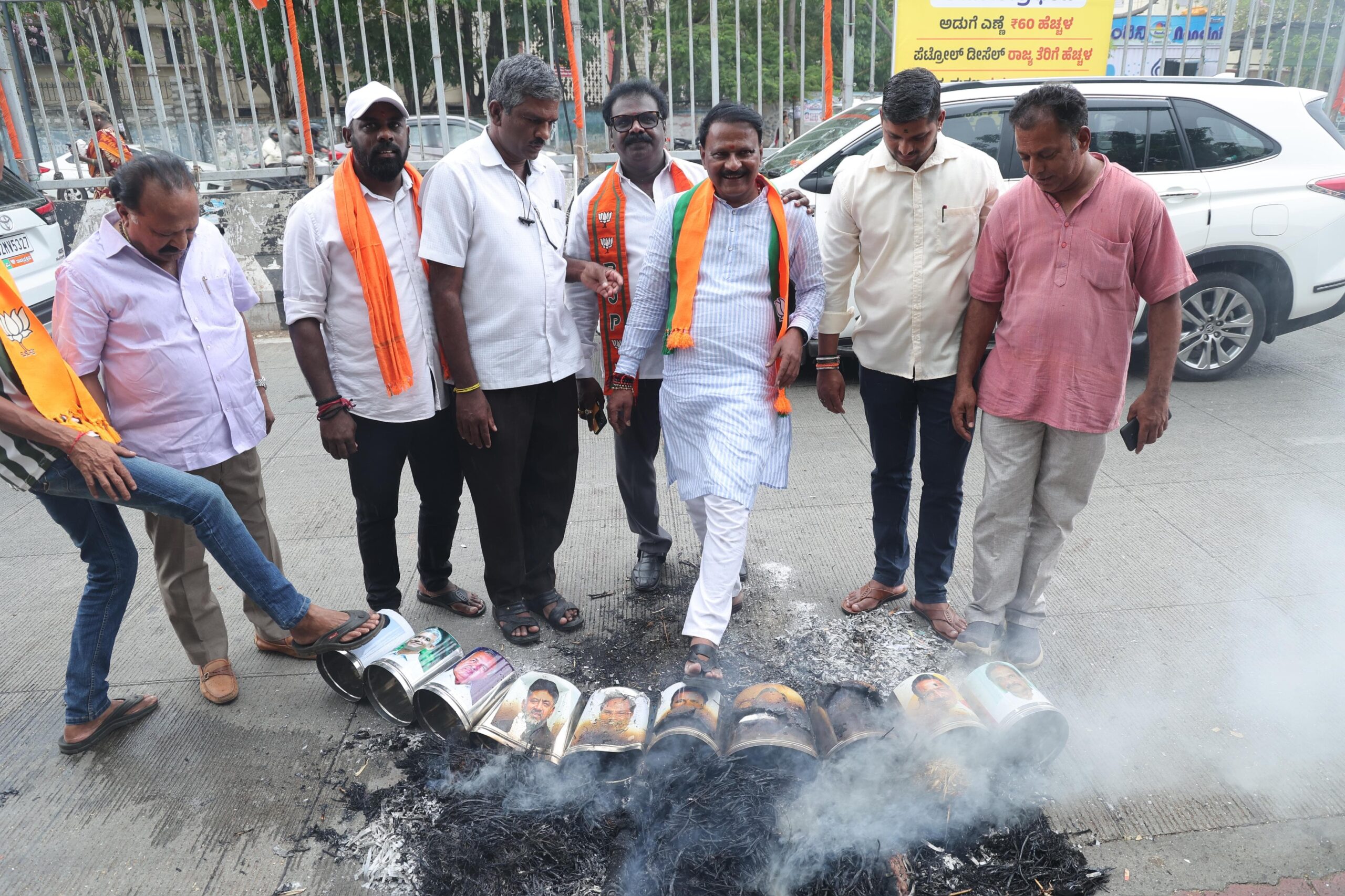 ಸಿಎಂ ಸಿದ್ದರಾಮಯ್ಯ ಮನೆಗೆ ಮುತ್ತಿಗೆಗೆ ಮುಂದಾದ ಬಿಜೆಪಿ: ಪ್ರಮುಖರು, ನೂರಾರು ಕಾರ್ಯಕರ್ತರ ಸೆರೆ 1 BJP launches siege on CM Siddaramaiah's house: Leaders, hundreds of workers arrested