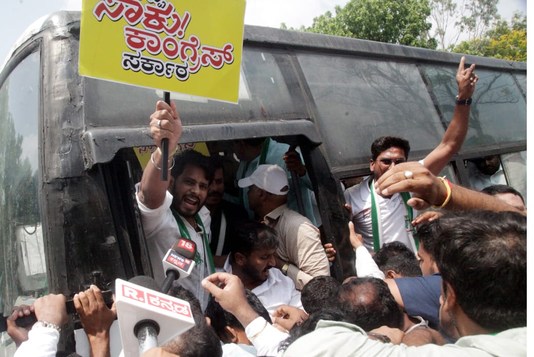 Nikhil Kumaraswamy | ಸಾಕಪ್ಪ ಸಾಕು ಕಾಂಗ್ರೆಸ್ ಸರ್ಕಾರ; ನಿಖಿಲ್ ಕುಮಾರಸ್ವಾಮಿ ನೇತೃತ್ವದಲ್ಲಿ ಬೃಹತ್ ಪ್ರತಿಭಟನೆ 1 Congress government is too weak; massive protest led by Nikhil Kumaraswamy