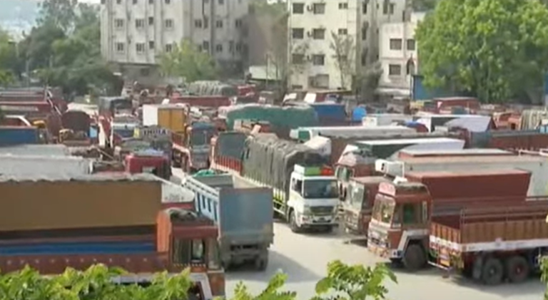 Lorry Strike | ಮುಷ್ಕರ ನಿರತ ಲಾರಿ ಮಾಲೀಕರ ಜೊತೆಗಿನ ಸಿಎಂ ಸಂಧಾನ ಮಾತುಕತೆ ವಿಫಲ 2 Lorry Strike