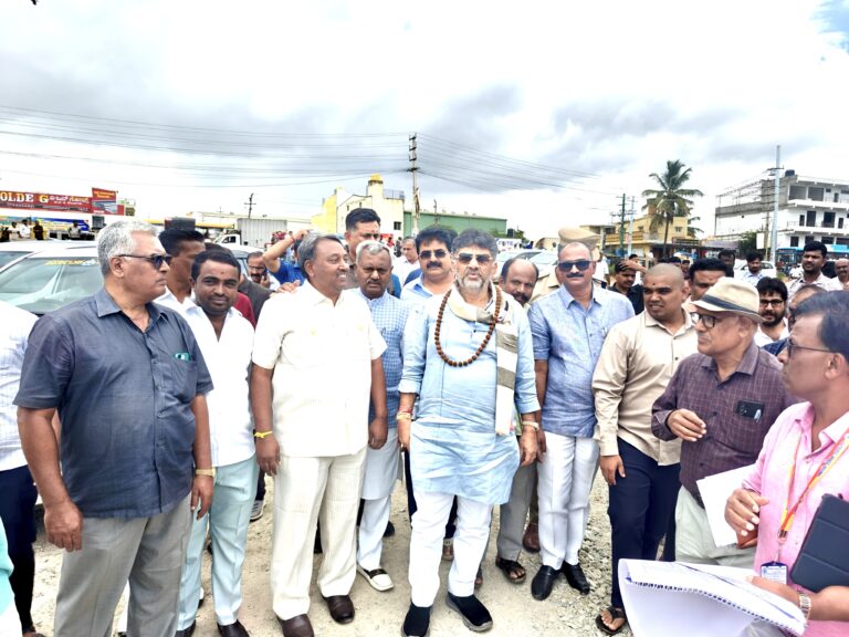 DCM DK Shivakumar inspected the site in Kommagatta, Bengaluru regarding the construction of the Skydeck. MLA ST Somashekar, BDA In-charge Commissioner Manivannan, BBMP Chief Commissioner Maheshwar Rao and others were present.