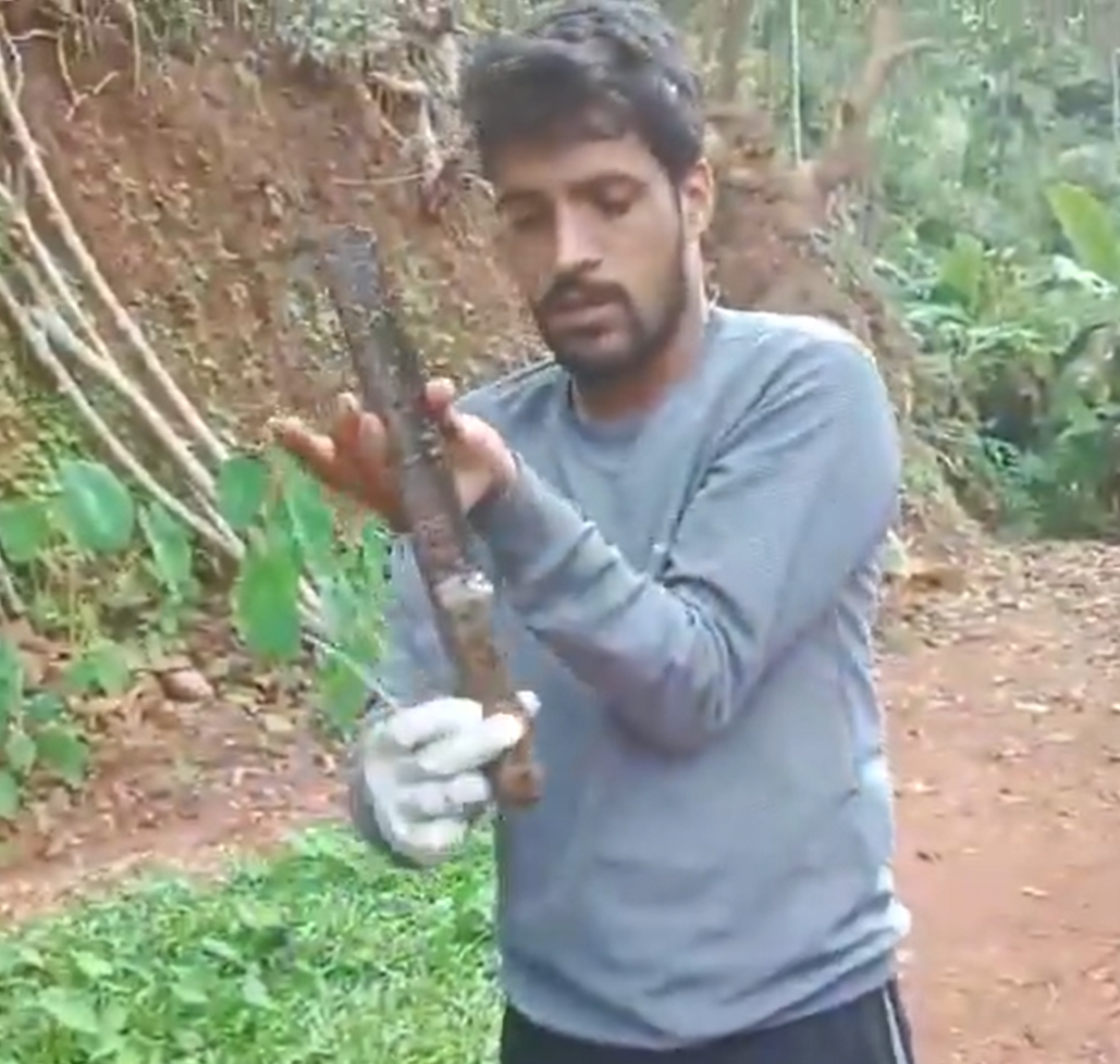 Kumta| ವಿಲಕ್ಷಣ ಘಟನೆಯಲ್ಲಿ ಚಾಕು ನುಂಗಿದ ನಾಗರಹಾವು 3 Kumta | Cobra swallows knife in bizarre incident