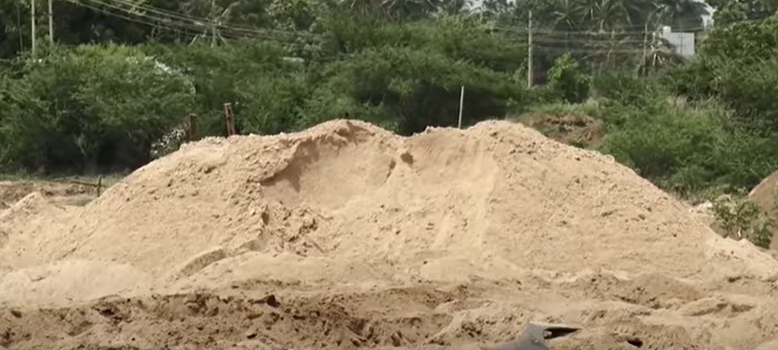 Koppal Sand Mafia| ರೀಲ್ಗಳು ವೈರಲ್ ಆದ ನಂತರ ಕೊಪ್ಪಳದಲ್ಲಿ ದಾಖಲೆಯ ದಾಳಿ ನಡೆಸಿ ಮರಳು ಮಾಫಿಯಾ ಪತ್ತೆ ; 50 ಕ್ಕೂ ಹೆಚ್ಚು ದೋಣಿಗಳು ವಶ 1 Koppal Sand Mafia Busted After Reels Go Viral; Over 50 Boats Seized in Major Crackdown