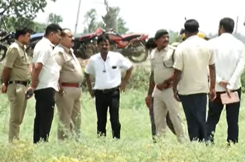 Koppal Sand Mafia| ರೀಲ್ಗಳು ವೈರಲ್ ಆದ ನಂತರ ಕೊಪ್ಪಳದಲ್ಲಿ ದಾಖಲೆಯ ದಾಳಿ ನಡೆಸಿ ಮರಳು ಮಾಫಿಯಾ ಪತ್ತೆ ; 50 ಕ್ಕೂ ಹೆಚ್ಚು ದೋಣಿಗಳು ವಶ 2 Koppal Sand Mafia Busted After Reels Go Viral; Over 50 Boats Seized in Major Crackdown