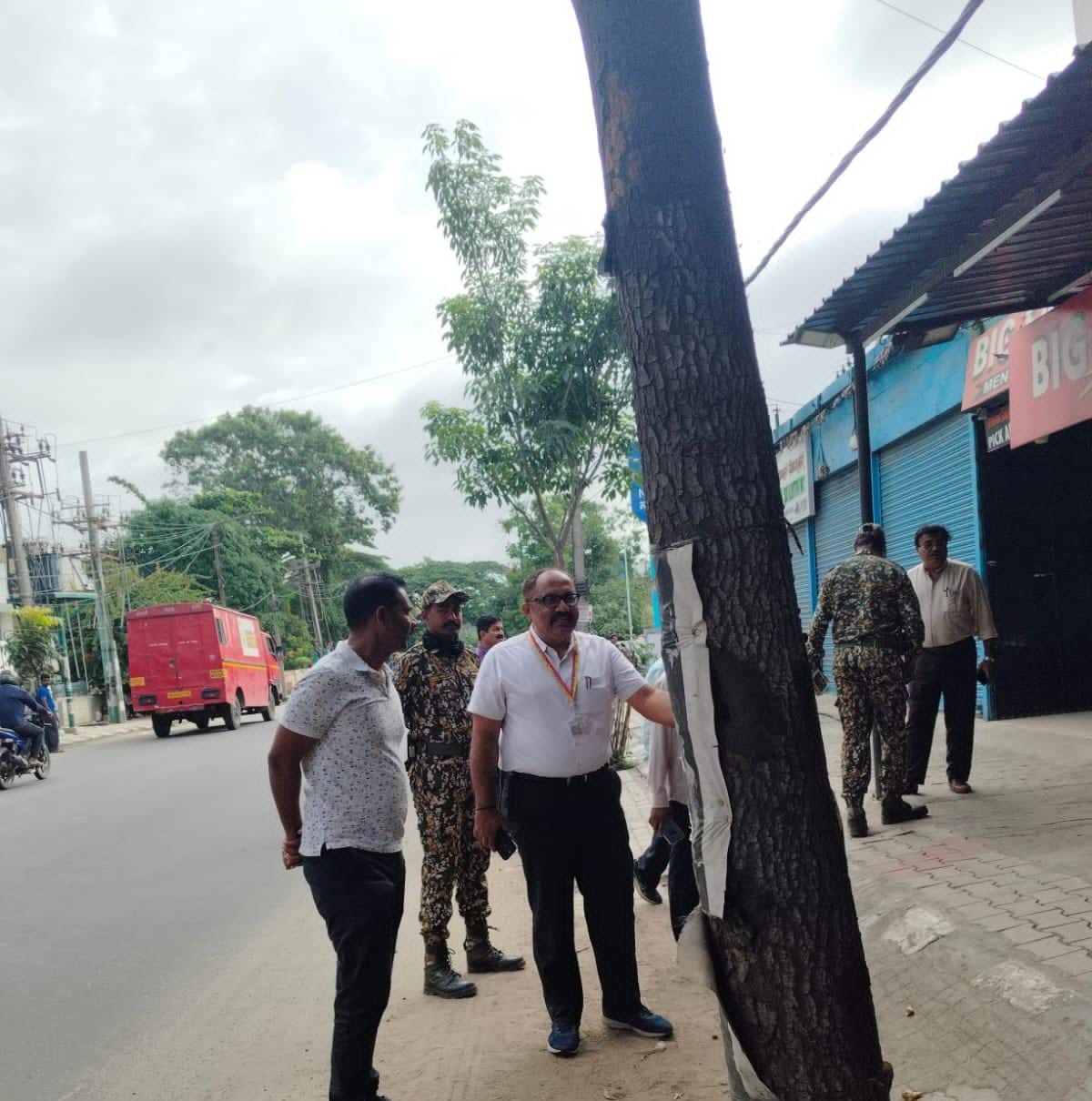 BBMP | ದಾಸರಹಳ್ಳಿ ಹಾಗೂ ಬೊಮ್ಮನಹಳ್ಳಿ ವಲಯಗಳಲ್ಲಿ ಪಾದಚಾರಿಗಳ ಮಾರ್ಗ ಒತ್ತುವರಿ ತೆರವು, ದಂಡ ವಿಧನೆ: ಮುಖ್ಯ ಅಭಿಯಂತರ ಬಸವರಾಜ್ ಕಬಾಡೆ 1 BBMP | Clearing pedestrian encroachments in Dasarahalli and Bommanahalli areas, imposing fines: Chief Engineer Basavaraj Kabade