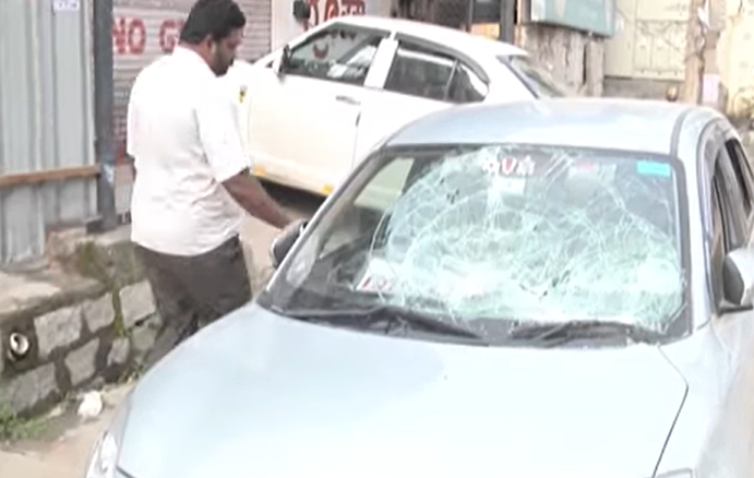 Bengaluru: ಬೆಂಗಳೂರು ಶಾಸಕರ ಮನೆ ಬಳಿ ವಾಹನ ಧ್ವಂಸದ ಪ್ರಕರಣ: ಟ್ಯಾಂಕರ್ ಹಾದಿಗೆ ಅಡ್ಡಿಯಾಗಿದ್ದ ಕಾರಣಕ್ಕೆ 10 ಕಾರು, 4 ಆಟೋಗಳನ್ನು ಪುಡಿ ಮಾಡಿದ ದುಷ್ಕರ್ಮಿಗಳು 1 Vandalism Near Bengaluru MLA’s House: Rowdy Elements Smash 10 Cars, 4 Autos Allegedly Over Tanker Passage Blockage