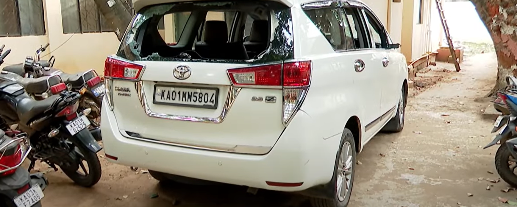 Bengaluru Road Rage: Machete-Wielding Driver Attacks Cabbie, Public Smashes His Car in Retaliation