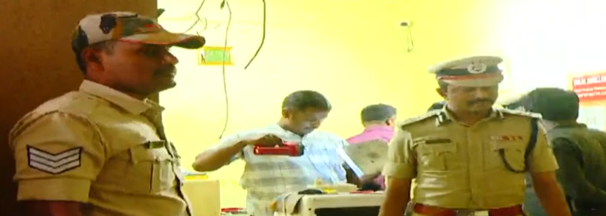 Robbery in Kalaburagi: ಕಲಬುರ್ಗಿಯಲ್ಲಿ ಮಧ್ಯಾಹ್ನದ ದರೋಡೆ: ಚಿನ್ನದ ಅಂಗಡಿಗೆ ನುಗ್ಗಿ ಗನ್ ತೋರಿಸಿ ₹1 ಕೋಟಿ ಮೌಲ್ಯದ 2.5 ಕೆಜಿ ಚಿನ್ನದ ದೋಚಣೆ 2 Kalaburagi Daylight Robbery: Armed Gang Loots Jewellery Shop, 2.5 Kg Gold Worth ₹1 Crore Stolen