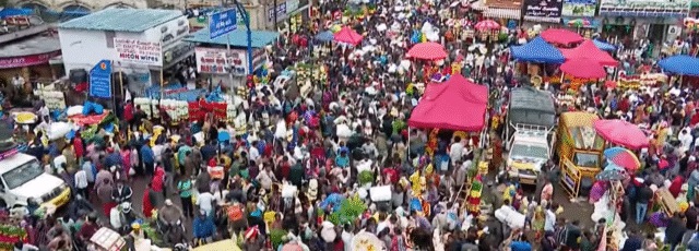 Traffic chaos grips KR Market ahead of Varamahalakshmi festival amid festive shopping rush, illegal vehicle parking