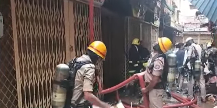 Bengaluru Nagarthapete plastic factory fire tragedy: ಬೆಂಗಳೂರು ಅಗ್ನಿ ದುರಂತ: ನಾಗರತಪೇಟೆ ಪ್ಲಾಸ್ಟಿಕ್ ಕಾರ್ಖಾನೆಯಲ್ಲಿ ಬೆಂಕಿ – ನಾಲ್ವರು ಕುಟುಂಬದವರು, ನೆರೆಹೊರೆಯವರು ಸುಟ್ಟು ಸಾವು 1 Bengaluru Fire Tragedy: Family of Four and Neighbour Killed in Nagarthapet Plastic Unit Blaze