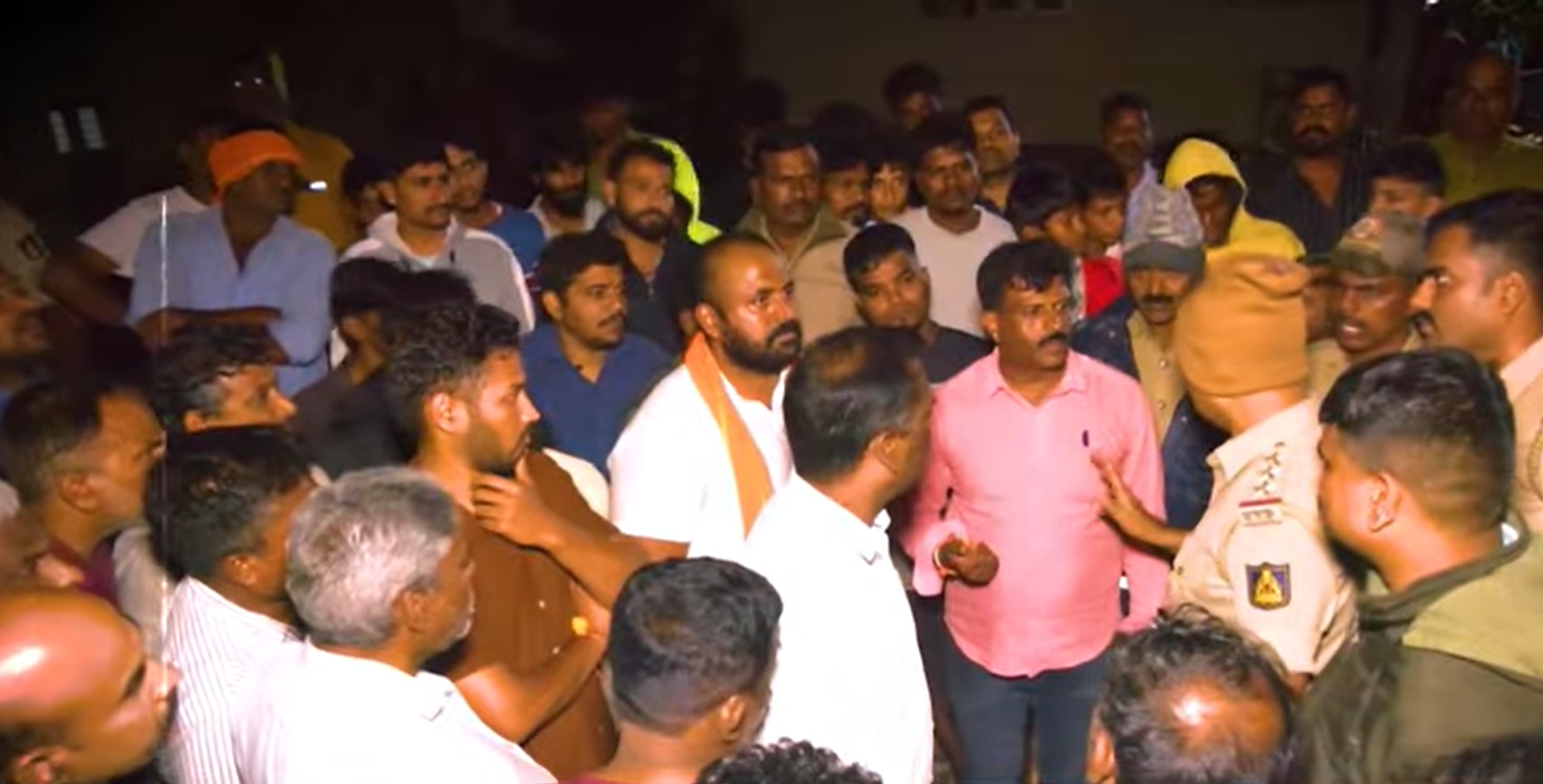 Shivaji-Afzal Khan flex controversy in Davangere: ದಾವಣಗೆರೆಯ ಮೆಟ್ಟಿಕಲ್ ಗಣೇಶೋತ್ಸವದಲ್ಲಿ ಶಿವಾಜಿ–ಅಫ್ಜಲ್ ಖಾನ್ ಫ್ಲೆಕ್ಸ್ ವಿವಾದ: ಪೊಲೀಸರ ಜೊತೆ ಹಿಂದೂ ಸಂಘಟನೆಗಳ ಘರ್ಷಣೆ 3 Shivaji-Afzal Khan flex controversy at Mettikal Ganeshotsava in Davangere: Hindu organizations clash with police