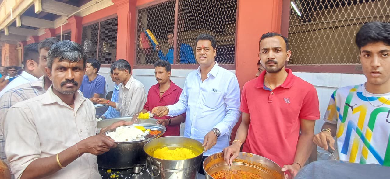 Belgaum Ganesh Festival: ಬೆಳಗಾವಿ ಗಣೇಶೋತ್ಸವ: ಬಿಜೆಪಿ ನಾಯಕ ಕಿರಣ್ ಜಾಧವ್ ಸಾರ್ವಜನಿಕ ಪೆಂಡಾಲ್ಗಳಿಗೆ ಭೇಟಿ, ನಾಗರಿಕರ ಸುಖ–ಶಾಂತಿ ಹಾರೈಕೆ 1 Belgaum Ganesh Festival: BJP leader Kiran Jadhav visits public pandals, wishes citizens happiness and peace