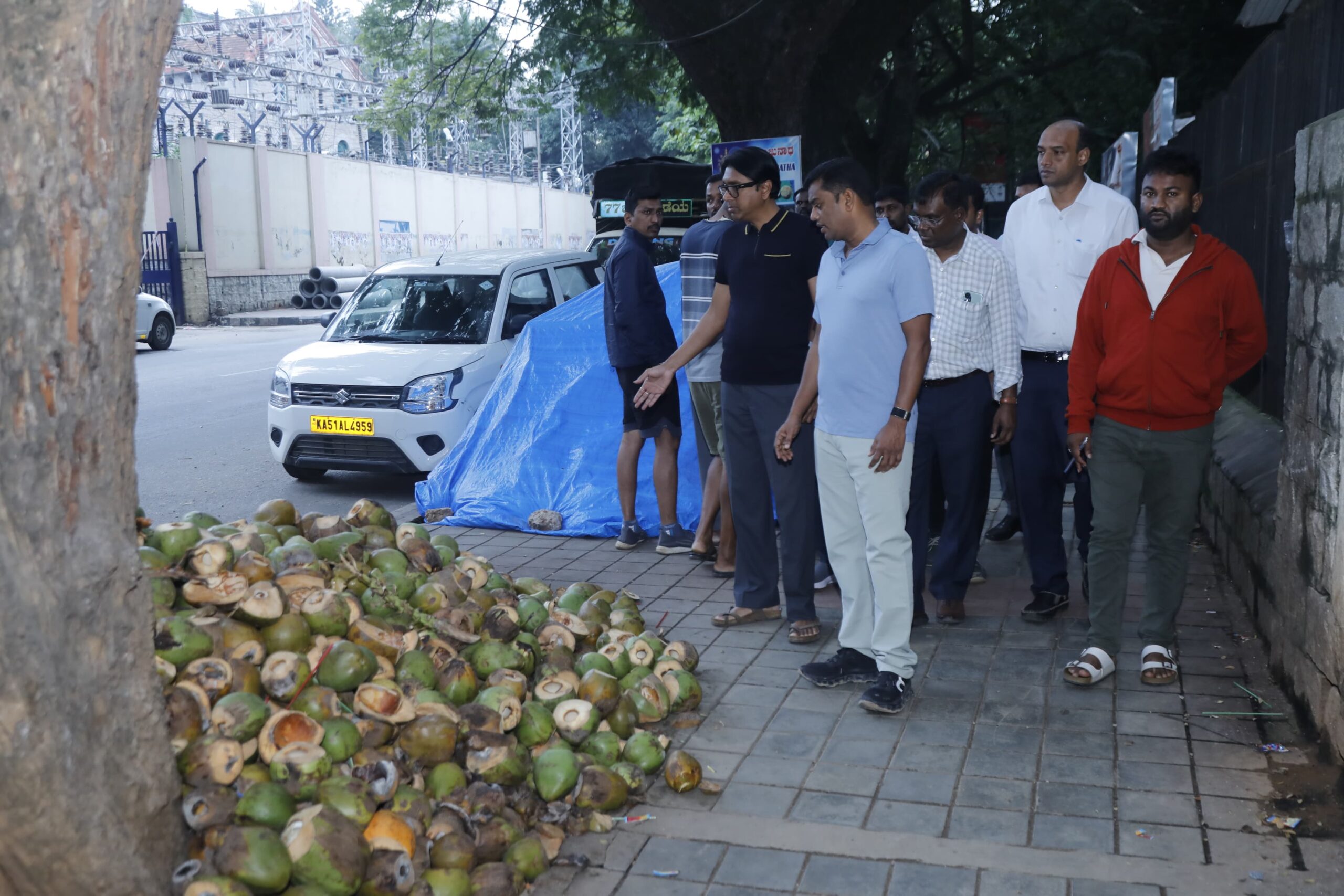 Bangalore Central Corporation Commissioner Rajendra Cholan sets an example: ಬೆಂಗಳೂರು ಕೇಂದ್ರ ನಗರ ಪಾಲಿಕೆ ಆಯುಕ್ತ ರಾಜೇಂದ್ರ ಚೋಳನ್ ಮಾದರಿ ತೋರಿಸಿದರು: ಮೆಜೆಸ್ಟಿಕ್ ಪಾದಚಾರಿ ಮಾರ್ಗ ಸ್ವಚ್ಛಗೊಳಿಸಿ ಮಾದರಿ ಪಾದಚಾರಿ ಮಾರ್ಗ ಅಭಿಯಾನ ಆರಂಭ 4 Bangalore Central Corporation Commissioner Rajendra Cholan sets an example: Clean Majestic Footpath and launch Model Footpath Campaign