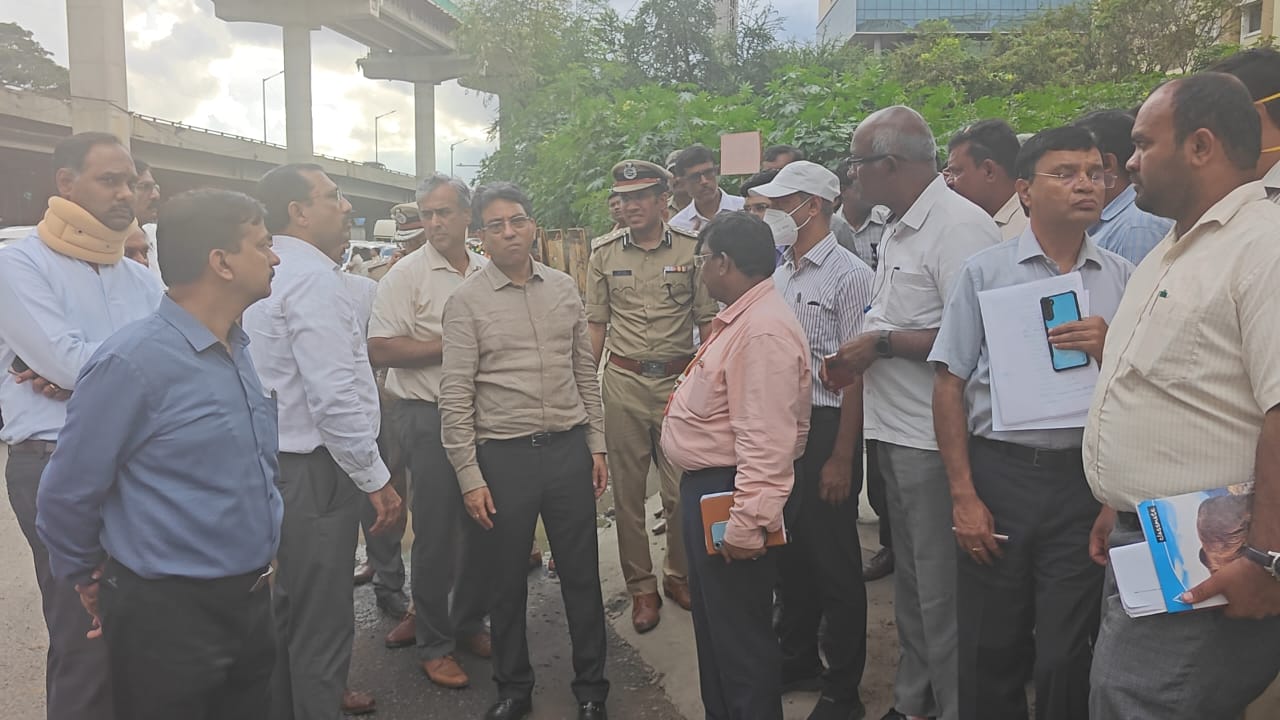 Bangalore ORR Big Traffic Relief : ಬೆಂಗಳೂರು ORRಗೆ ದೊಡ್ಡ ದಟ್ಟಣೆ ಪರಿಹಾರ: 20 ಹೊಸ ರ್ಯಾಂಪ್ಗಳು, ಜಂಕ್ಷನ್ ಅಪ್ಗ್ರೇಡ್ 1 Additional Chief Secretary (Urban Development) Tushar Giri Nath has directed officials to implement a series of infrastructure upgrades along the 35-km Outer Ring Road (ORR) stretch from Silk Board to Hebbal Junction