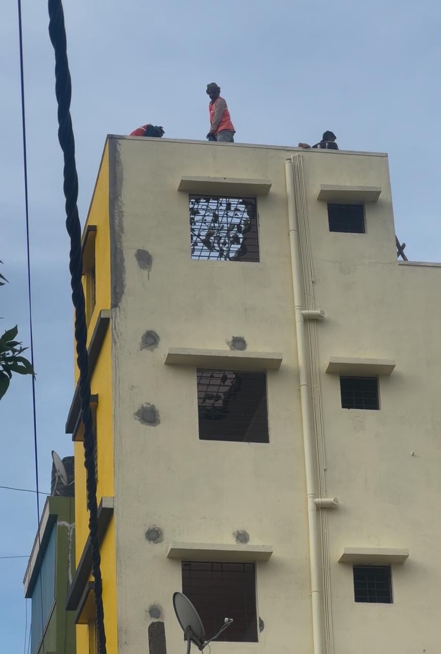 Bangalore South Municipal Corporation orders removal of cracked unauthorized building in Jakkasandra, owners begin demolition work at their own expense