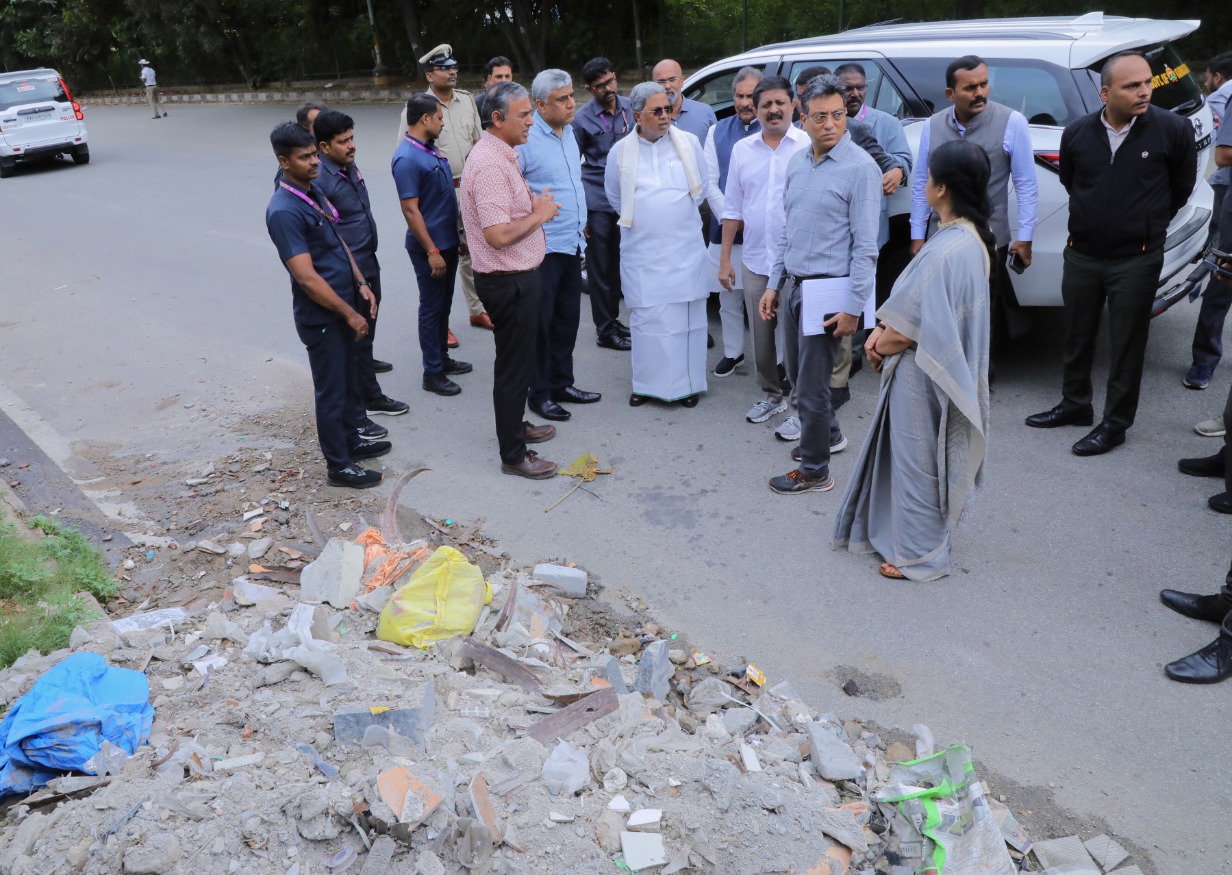 CM Siddaramaiah, angered by the negligence of Bengaluru officials, instructs to clear garbage within 24 hours