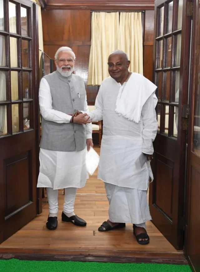 Prime-Minister-Narendra-Modi-with-HD-Devegowda