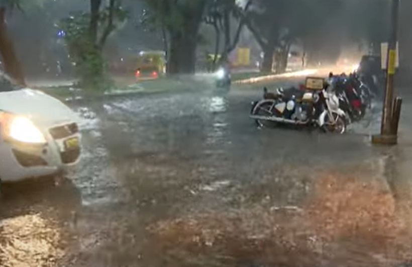 Bengaluru rains: ಬೆಂಗಳೂರು ಮಳೆ: ರಸ್ತೆಗಳಲ್ಲಿ ಜಲಾವೃತ, ಗುಂಡಿಗಳು ಸಾವಿನ ಉಗುರುಲು – ಬಿಬಿಎಂಪಿ ನಿರ್ಲಕ್ಷ್ಯಕ್ಕೆ ನಾಗರಿಕರ ಆಕ್ರೋಶ 1 Bengaluru rains: Roads flooded, potholes a death trap – Citizens outraged by BBMP's negligence