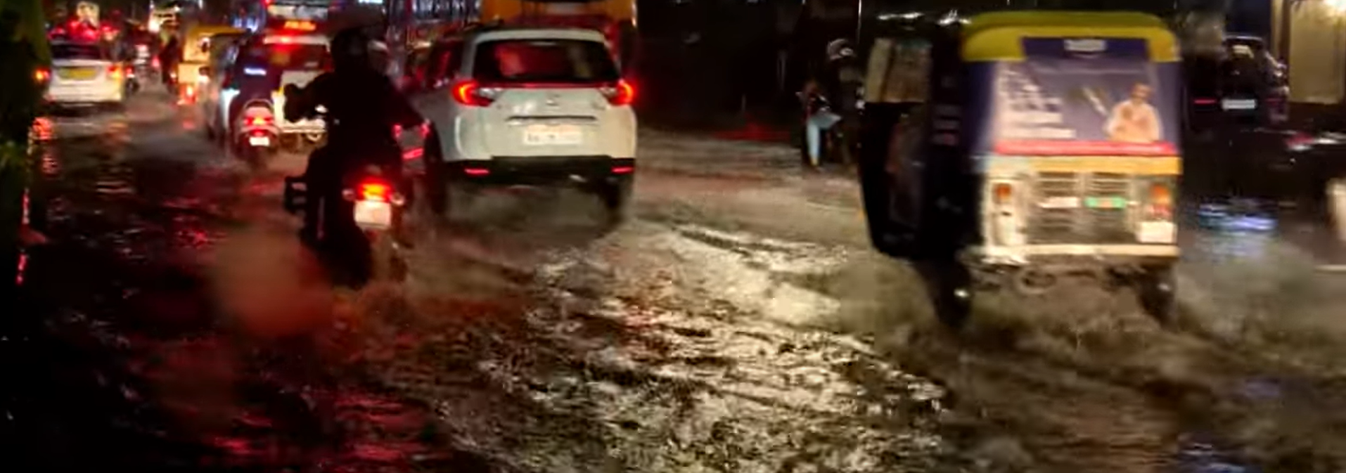 Bengaluru rains: ಬೆಂಗಳೂರು ಮಳೆ: ರಸ್ತೆಗಳಲ್ಲಿ ಜಲಾವೃತ, ಗುಂಡಿಗಳು ಸಾವಿನ ಉಗುರುಲು – ಬಿಬಿಎಂಪಿ ನಿರ್ಲಕ್ಷ್ಯಕ್ಕೆ ನಾಗರಿಕರ ಆಕ್ರೋಶ 2 Bengaluru rains: Roads flooded, potholes a death trap – Citizens outraged by BBMP's negligence