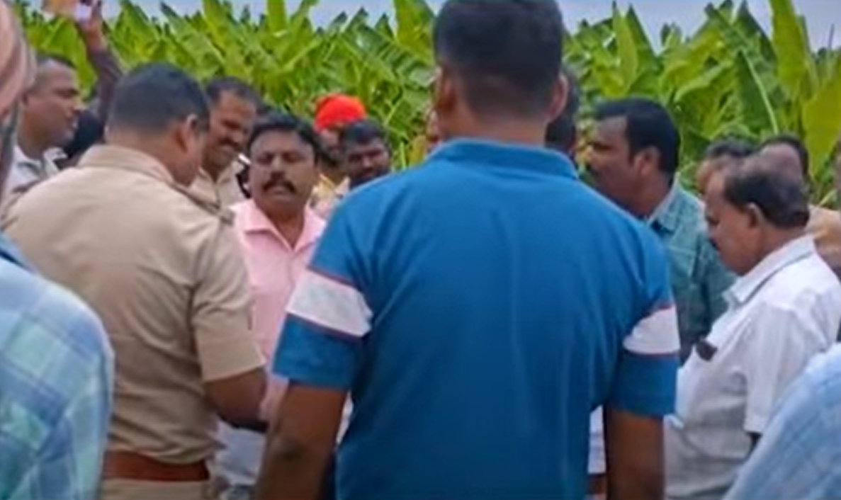 Chamarajanagar Gundlupet Farmers put forest officials in cages