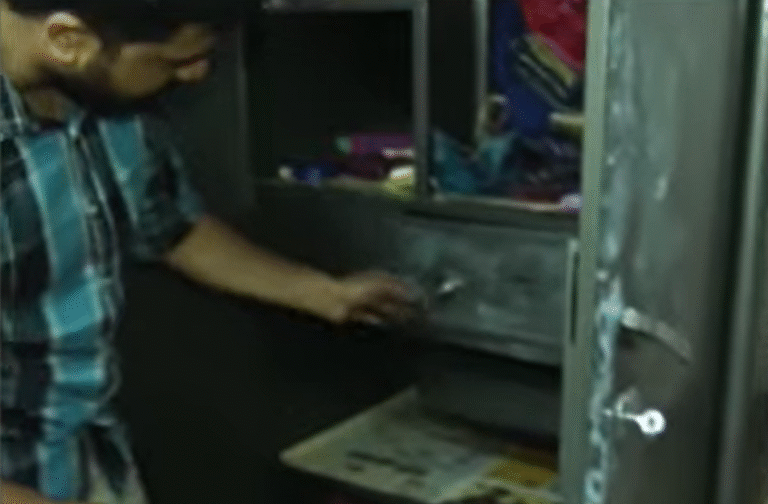 Bengaluru Burglars: ಬೆಂಗಳೂರು ಬಾಗಲಗುಂಟೆಯಲ್ಲಿ 45 ಲಕ್ಷ ಮೌಲ್ಯದ ಚಿನ್ನ, ಬೆಳ್ಳಿ ಹಾಗೂ ನಗದು ದೋಚಿದ ಖದೀಮ – ನಿವಾಸಿಗಳಿಗೆ ಎಚ್ಚರಿಕೆ 2 Burglars loot gold, silver and cash worth Rs 45 lakh in Bagalgunte, Bengaluru