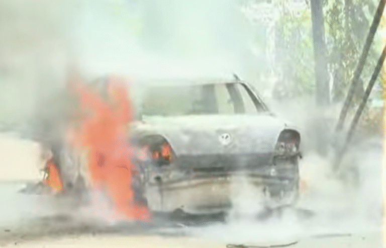 Bangalore car mystery: ಬೆಂಗಳೂರು ಕಾರ್ ಮಿಸ್ಟರಿ: ಸಿಎಂ ಸಿದ್ದರಾಮಯ್ಯ ನಿವಾಸದ ಬಳಿ ಕಾರ್ ಬೆಂಕಿ, ಡಿಸಿಎಂ ಮನೆಯಿಂದ ನಕಲಿ ನಂಬರ್ಪ್ಲೇಟ್ ಲಕ್ಸುರಿ ಕಾರು ಸೀಸ್ 1 Bangalore car mystery: Car catches fire near CM Siddaramaiah's residence, luxury car with fake number plate seized from DCM's house