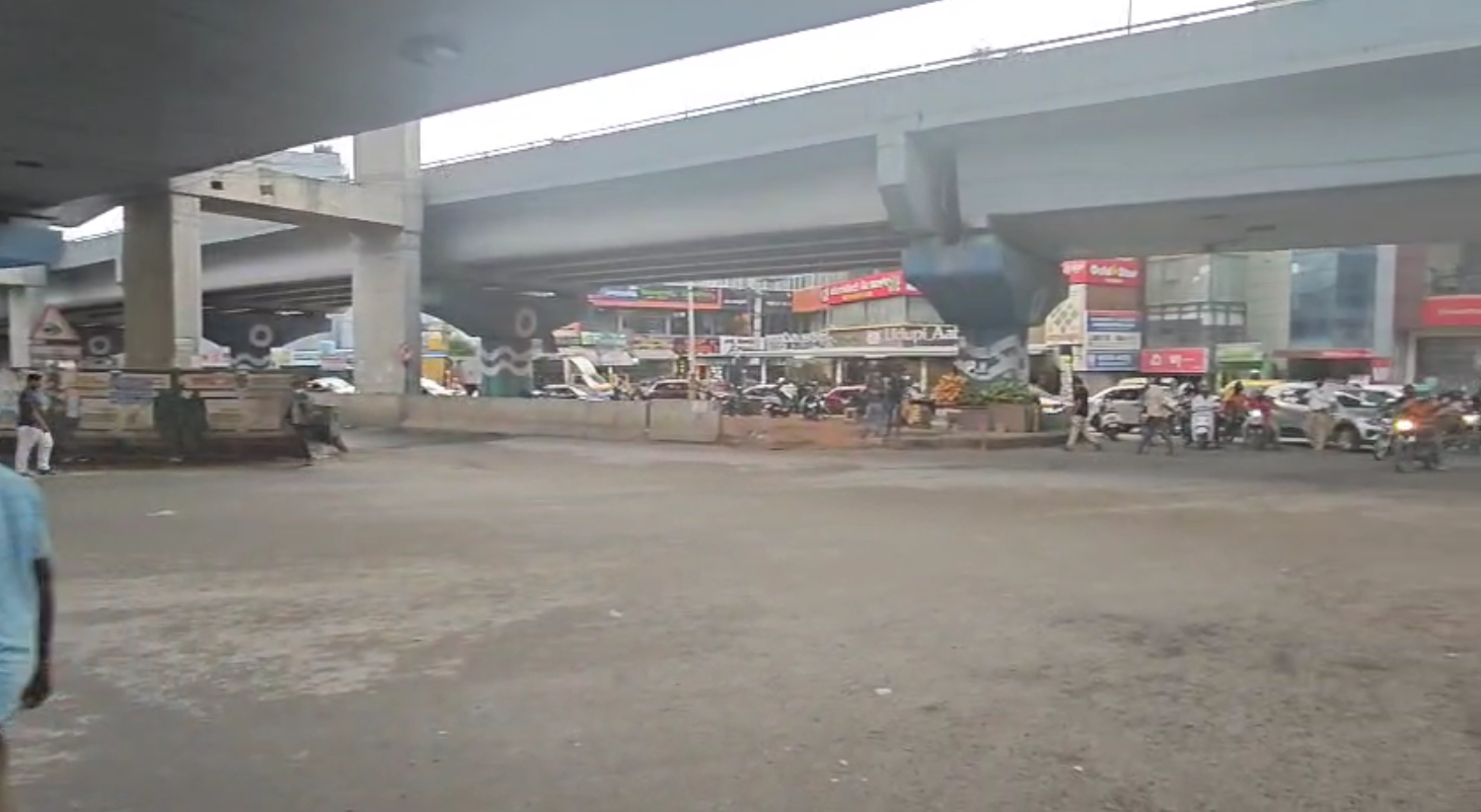 Bangalore ORR Big Traffic Relief : ಬೆಂಗಳೂರು ORRಗೆ ದೊಡ್ಡ ದಟ್ಟಣೆ ಪರಿಹಾರ: 20 ಹೊಸ ರ್ಯಾಂಪ್ಗಳು, ಜಂಕ್ಷನ್ ಅಪ್ಗ್ರೇಡ್ 2 Additional Chief Secretary (Urban Development) Tushar Giri Nath has directed officials to implement a series of infrastructure upgrades along the 35-km Outer Ring Road (ORR) stretch from Silk Board to Hebbal Junction