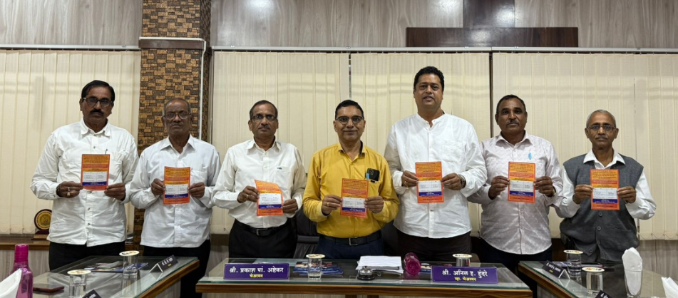 Maratha youth leader Kiran Jadhav visited the Navhind Co-operative Society and the Maratha Co-operative Bank, where he met with the chairmen and directors to explain how Maratha families should register their information in the caste census