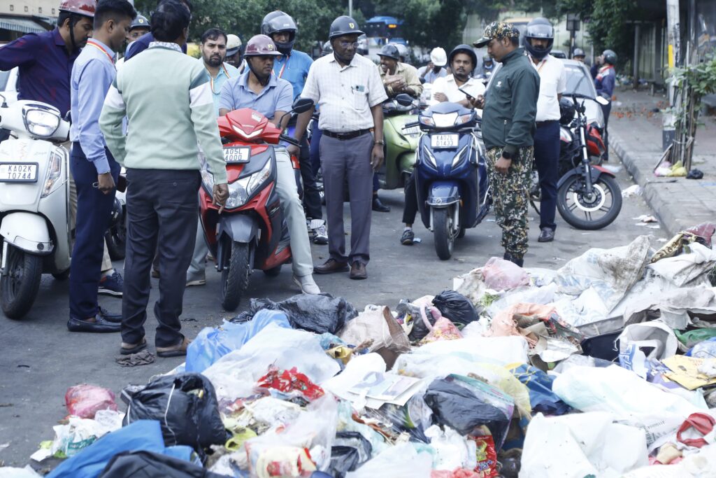 Central Corporation Commissioner came to road inspection wearing an unsuitable helmet: Is this a sign of lack of seriousness about public safety?