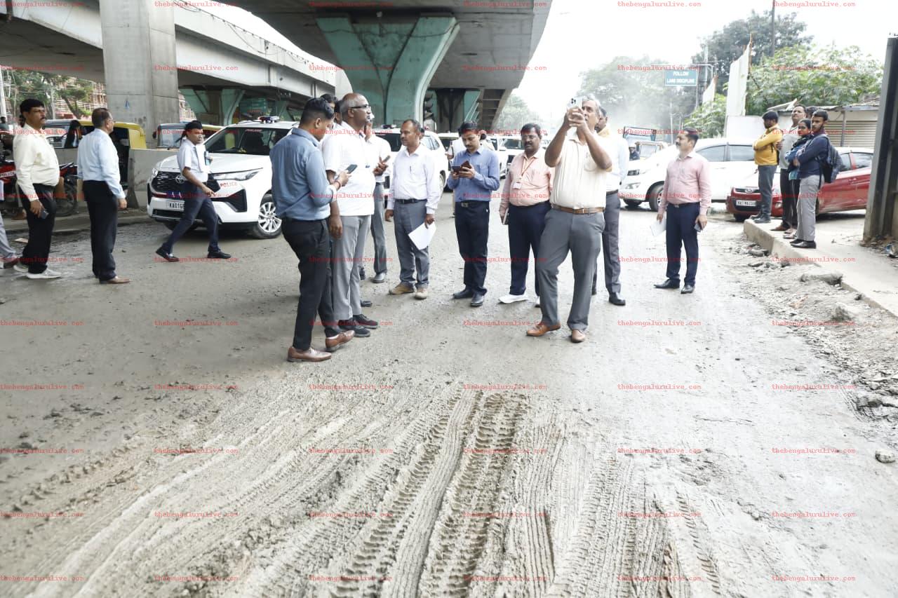 Maheshwar Rao took a photo of a pothole on Langford Road: ಲ್ಯಾಂಗ್ಫೋರ್ಡ್ ರಸ್ತೆಯ ಗುಂಡಿ ನೋಡಿ ಕಂಗಾಲಾದ ಮಹೇಶ್ವಾರ್ ರಾವ್ — ಕಾರಿನಿಂದ ಇಳಿದು ಸ್ವತಃ ಫೋಟೋ ತೆಗೆದು ಇಂಜಿನಿಯರ್ಗಳಿಗೆ ಕಳಿಸಿ ತಕ್ಷಣ ಮುಚ್ಚುವಂತೆ ಆದೇಶ 2 Maheshwar Rao, distraught at the sight of a pothole on Langford Road — got out of his car, took a photo of it himself, sent it to engineers and ordered them to close it immediately