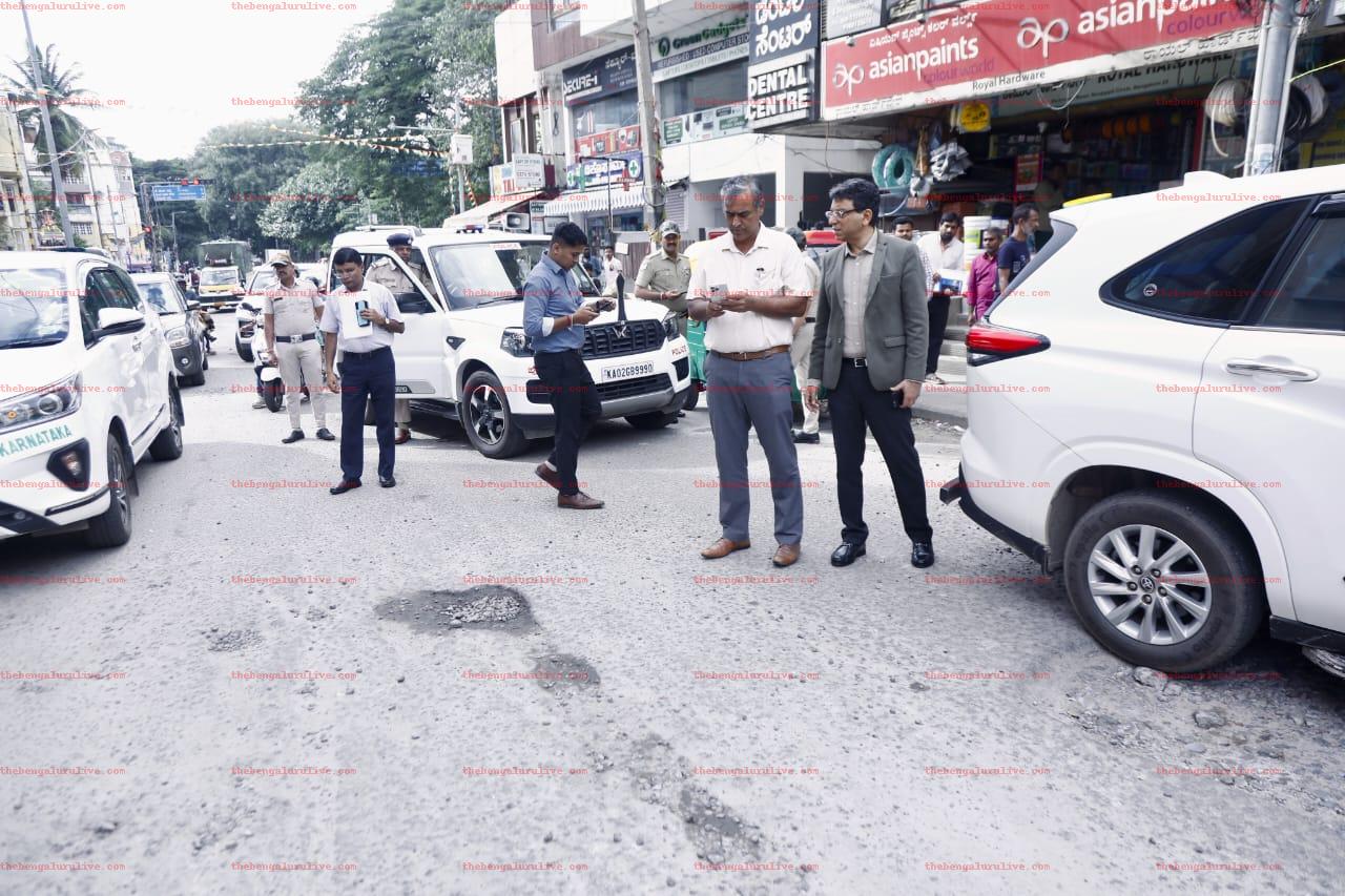 Maheshwar Rao took a photo of a pothole on Langford Road: ಲ್ಯಾಂಗ್ಫೋರ್ಡ್ ರಸ್ತೆಯ ಗುಂಡಿ ನೋಡಿ ಕಂಗಾಲಾದ ಮಹೇಶ್ವಾರ್ ರಾವ್ — ಕಾರಿನಿಂದ ಇಳಿದು ಸ್ವತಃ ಫೋಟೋ ತೆಗೆದು ಇಂಜಿನಿಯರ್ಗಳಿಗೆ ಕಳಿಸಿ ತಕ್ಷಣ ಮುಚ್ಚುವಂತೆ ಆದೇಶ 1 Maheshwar Rao, distraught at the sight of a pothole on Langford Road — got out of his car, took a photo of it himself, sent it to engineers and ordered them to close it immediately
