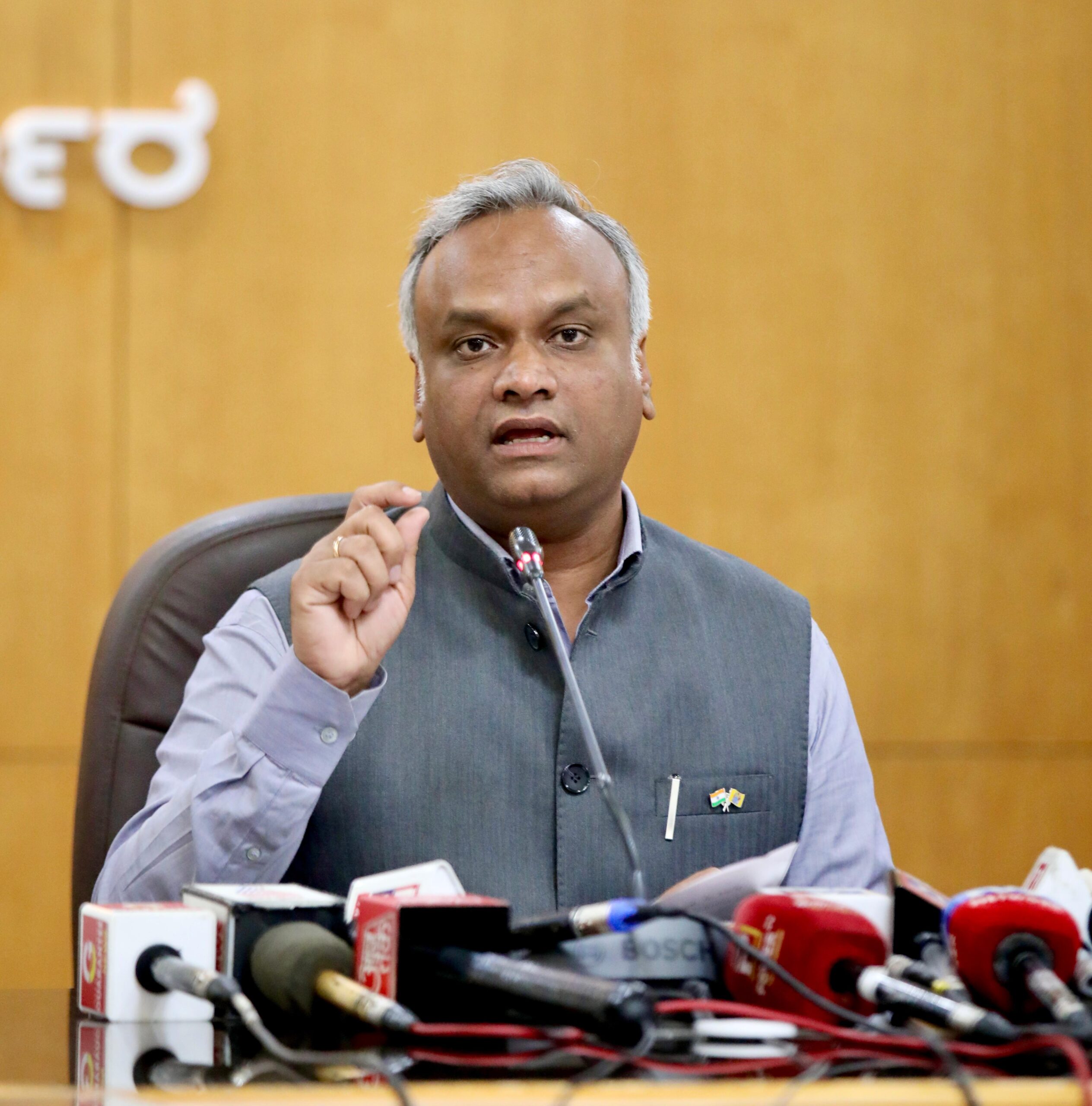 Minister Priyank Kharge writes to Chief Minister Siddaramaiah to ban RSS activities in government schools and hostels: ಸರ್ಕಾರಿ ಶಾಲೆಗಳು ಹಾಗೂ ವಸತಿ ನಿಲಯಗಳಲ್ಲಿ ಆರ್ಎಸ್ಎಸ್ ಚಟುವಟಿಕೆ ನಿಷೇಧಿಸಲು ಮುಖ್ಯಮಂತ್ರಿ ಸಿದ್ದರಾಮಯ್ಯರಿಗೆ ಸಚಿವ ಪ್ರಿಯಾಂಕ್ ಖರ್ಗೆ ಪತ್ರ 1 Minister Priyank Kharge writes to Chief Minister Siddaramaiah to ban RSS activities in government schools and hostels