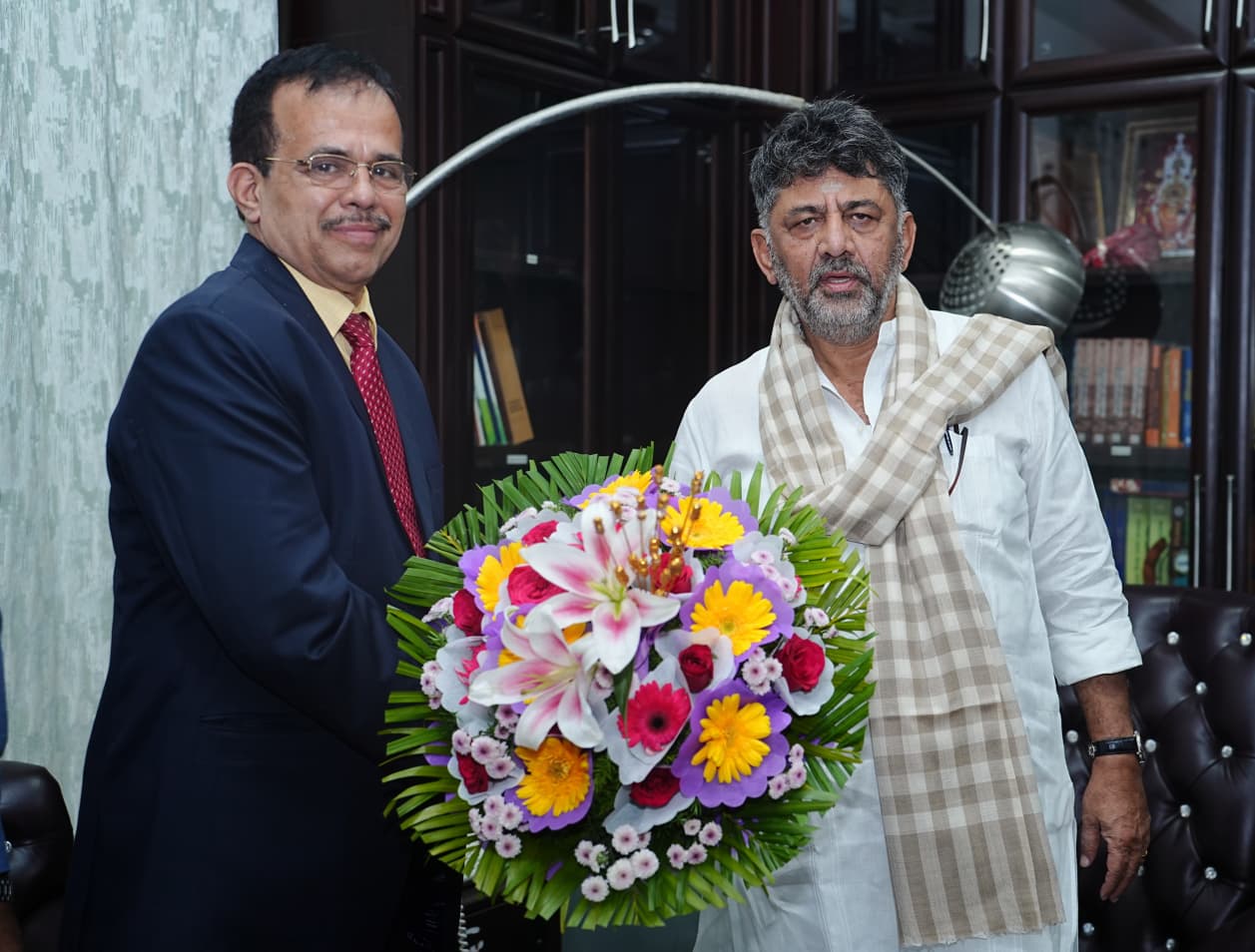 Karnataka Bank Executive Director Raghavendra Bhat meets DK Shivakumar in Bangalore