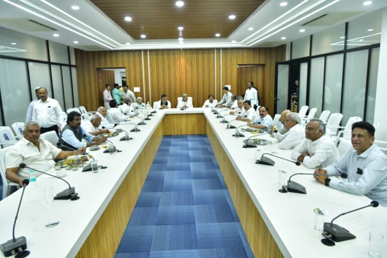Cabinet reshuffle not discussed at CM Siddaramaiah's dinner meeting — focus on Bihar election strategy and use of development funds
