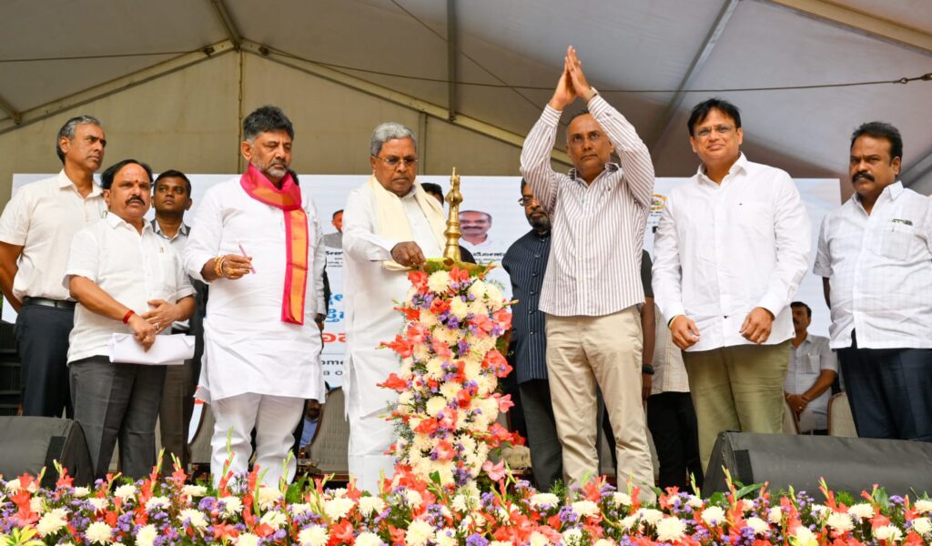Siddaramaiah's double blow to BJP: ರಸ್ತೆ ಗುಂಡಿ ಮುಚ್ಚುವ ಆದೇಶದಿಂದ ಹಿಡಿದು ‘ಅಮಾವಾಸೆ ಸೂರ್ಯ’ ವ್ಯಂಗ್ಯವರೆಗೂ ಸಿದ್ದರಾಮಯ್ಯನಿಂದ ಬಿಜೆಪಿಗೆ ದ್ವಂದ್ವ ಪ್ರಹಾರ 3 From order to fill pothole to the 'Amavasye Surya' satire, Siddaramaiah's double blow to the BJP