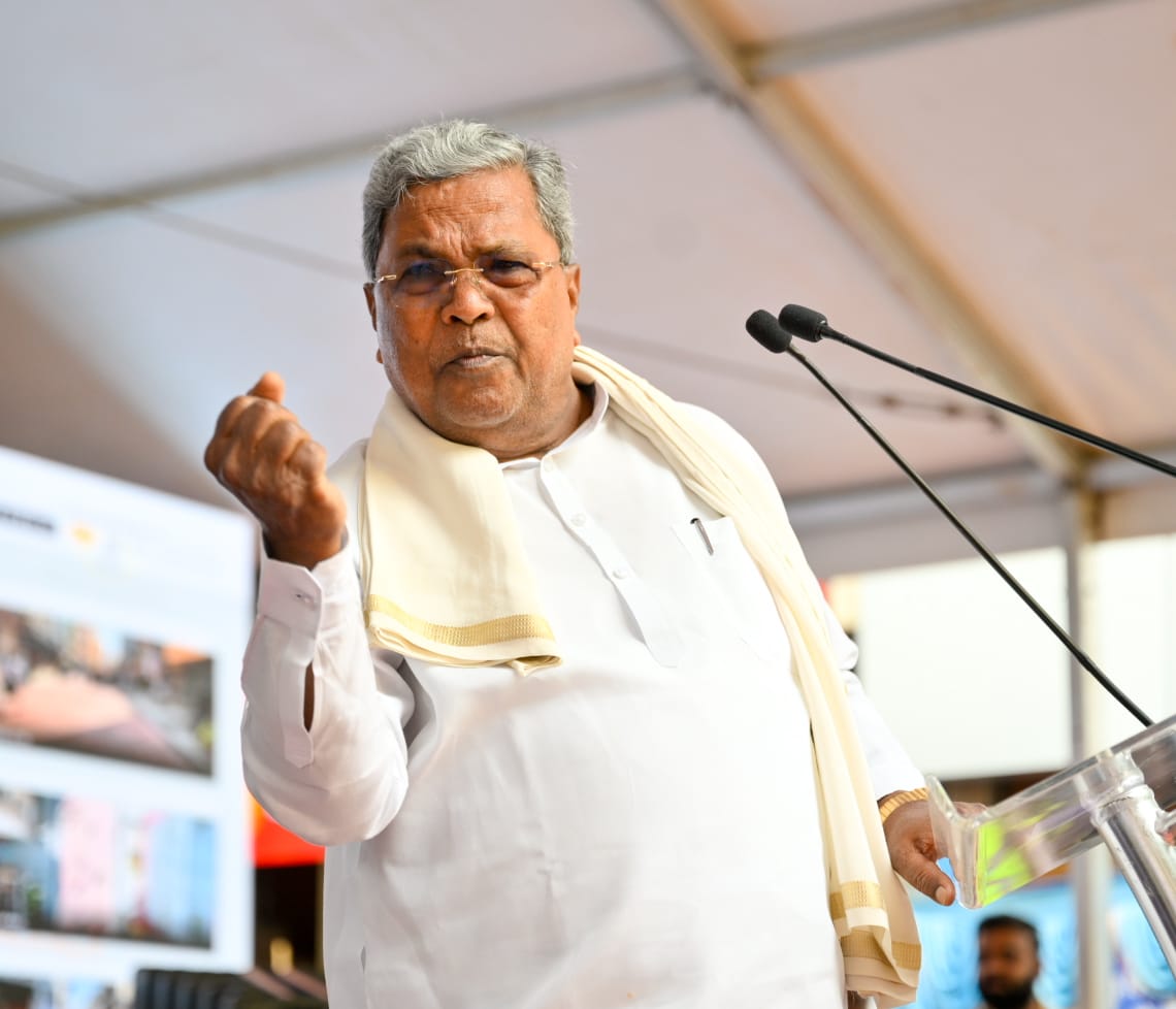 Siddaramaiah's double blow to BJP: ರಸ್ತೆ ಗುಂಡಿ ಮುಚ್ಚುವ ಆದೇಶದಿಂದ ಹಿಡಿದು ‘ಅಮಾವಾಸೆ ಸೂರ್ಯ’ ವ್ಯಂಗ್ಯವರೆಗೂ ಸಿದ್ದರಾಮಯ್ಯನಿಂದ ಬಿಜೆಪಿಗೆ ದ್ವಂದ್ವ ಪ್ರಹಾರ 1 From order to fill pothole to the 'Amavasye Surya' satire, Siddaramaiah's double blow to the BJP