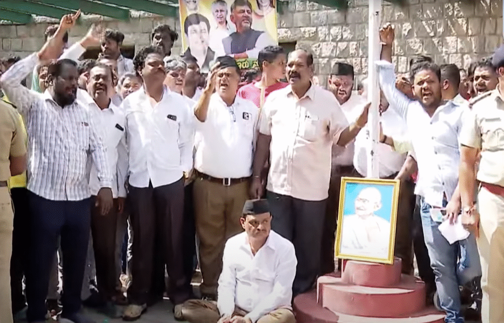 DCM DK Shivakumar and MLA Munirathna face off at J.P. Park: ‘ಕರಿ ಟೋಪಿ ಕದನ’: ಜೆ.ಪಿ. ಪಾರ್ಕ್ನಲ್ಲಿ ಡಿಸಿಎಂ ಡಿ.ಕೆ. ಶಿವಕುಮಾರ್ ಹಾಗೂ ಶಾಸಕ ಮುನಿರತ್ನ ಮುಖಾಮುಖಿ — ‘ಬೆಂಗಳೂರು ನಡಿಗೆ’ ಕಾರ್ಯಕ್ರಮ ಗದ್ದಲದ ಅಖಾಡವಾಯಿತು 3 Kari Topi Battle’: DCM DK Shivakumar and MLA Munirathna face off at J.P. Park — ‘Bengaluru Nadige’ event becomes a scene of chaos